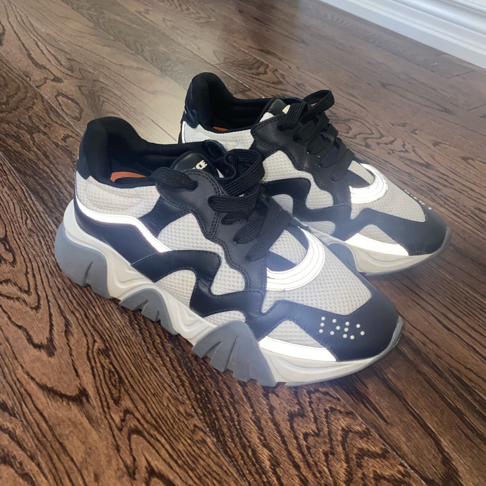 Versace shoes barely worn comes with box size 39